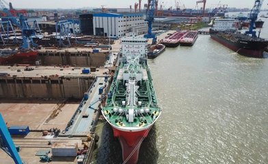 扬州金陵交付7450吨不锈钢化学品船首制船，船舶制造再添新绩